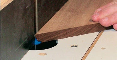 Cutting leaf rabbet at router table