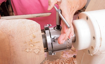 Tightening bowl in lathe chuck jaws
