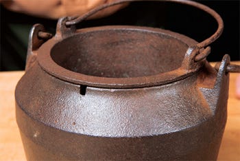 Assembled hide glue kettles with steam vent