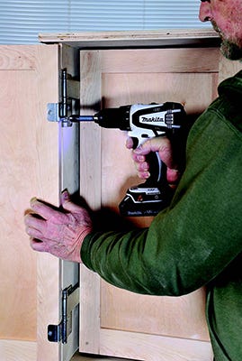 Installing tandem hinges on tool cabinet door and casework