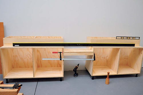 Adjusting miter station assembly to ensure flatness