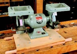 Benchtop grinder for sharpening chisels and gouges