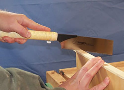Using japanese hand saw to make small veneer cut
