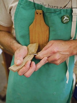Carving with a knife and a cutting protector