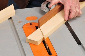 Mit einer Tischsäge auf Gehrung schneiden