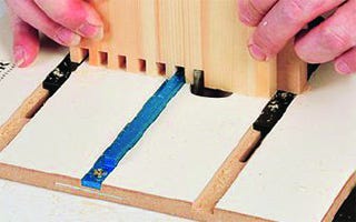 Cutting box joints on a router with a sliding jig