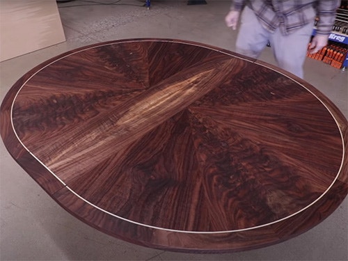 Pedestal dining table with expanding center