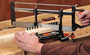 Verwendung einer Handsäge und einer Gehrungslade zum Schneiden von glatten Gehrungen