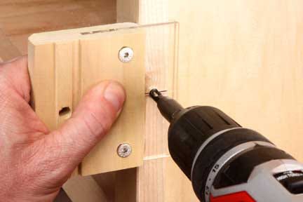 Using jig-it hinge installation guide to screw points for european hinge