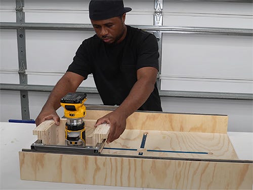 Router jig for flattening wood pieces