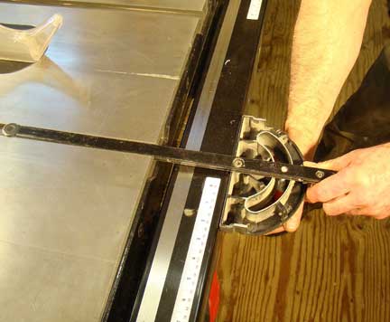 Setting table saw miter gauge