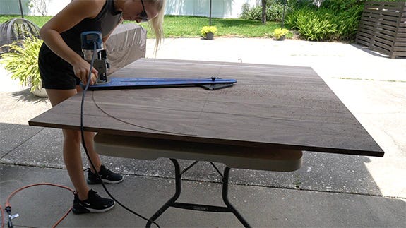 cutting tabletop circle with router and circle cutting jig
