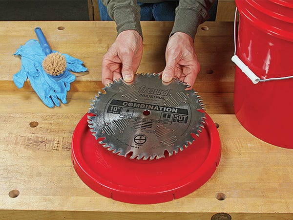 Scrubbing resin off of a saw blade